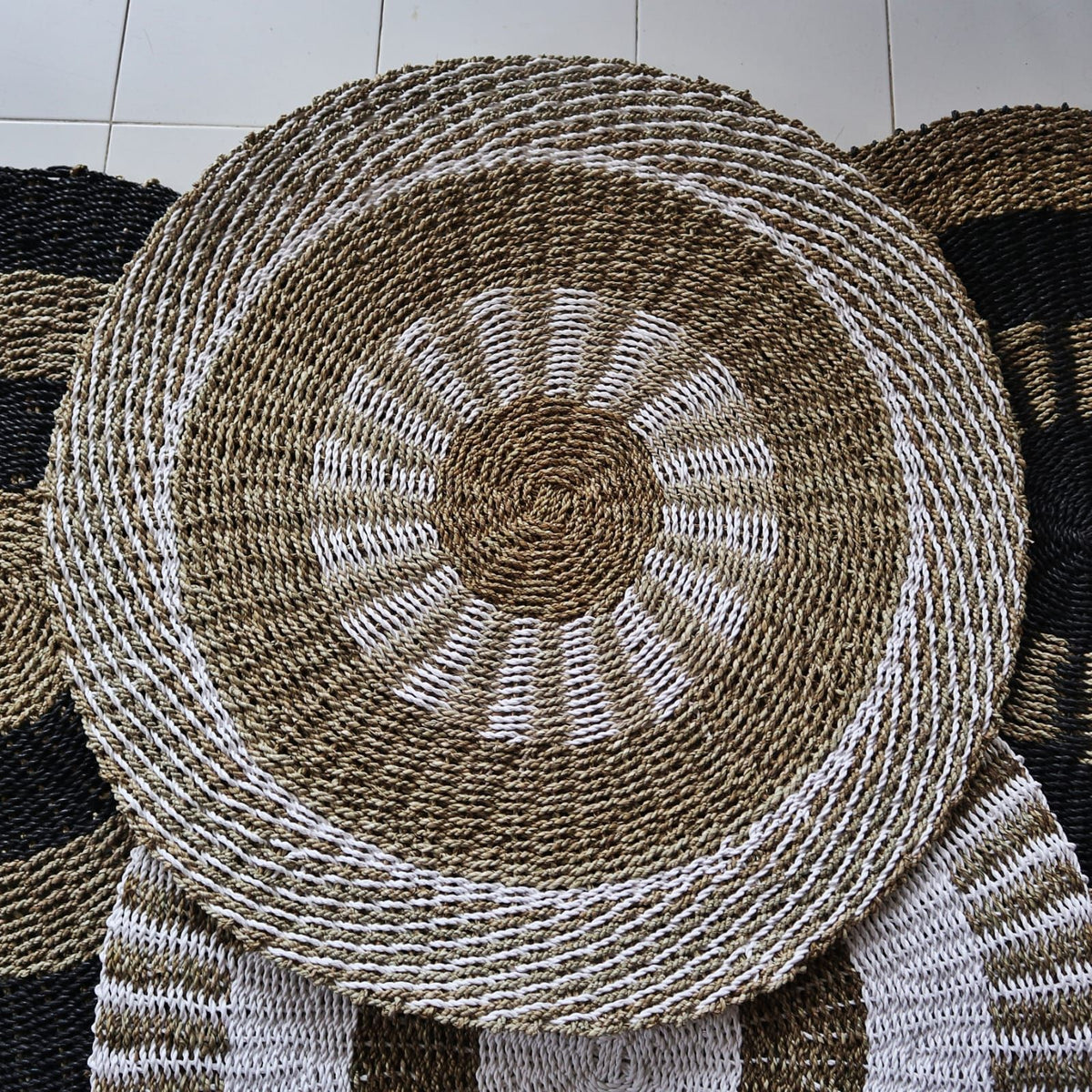 Solstice White and Tan Sunburst Seagrass Rug — 1m