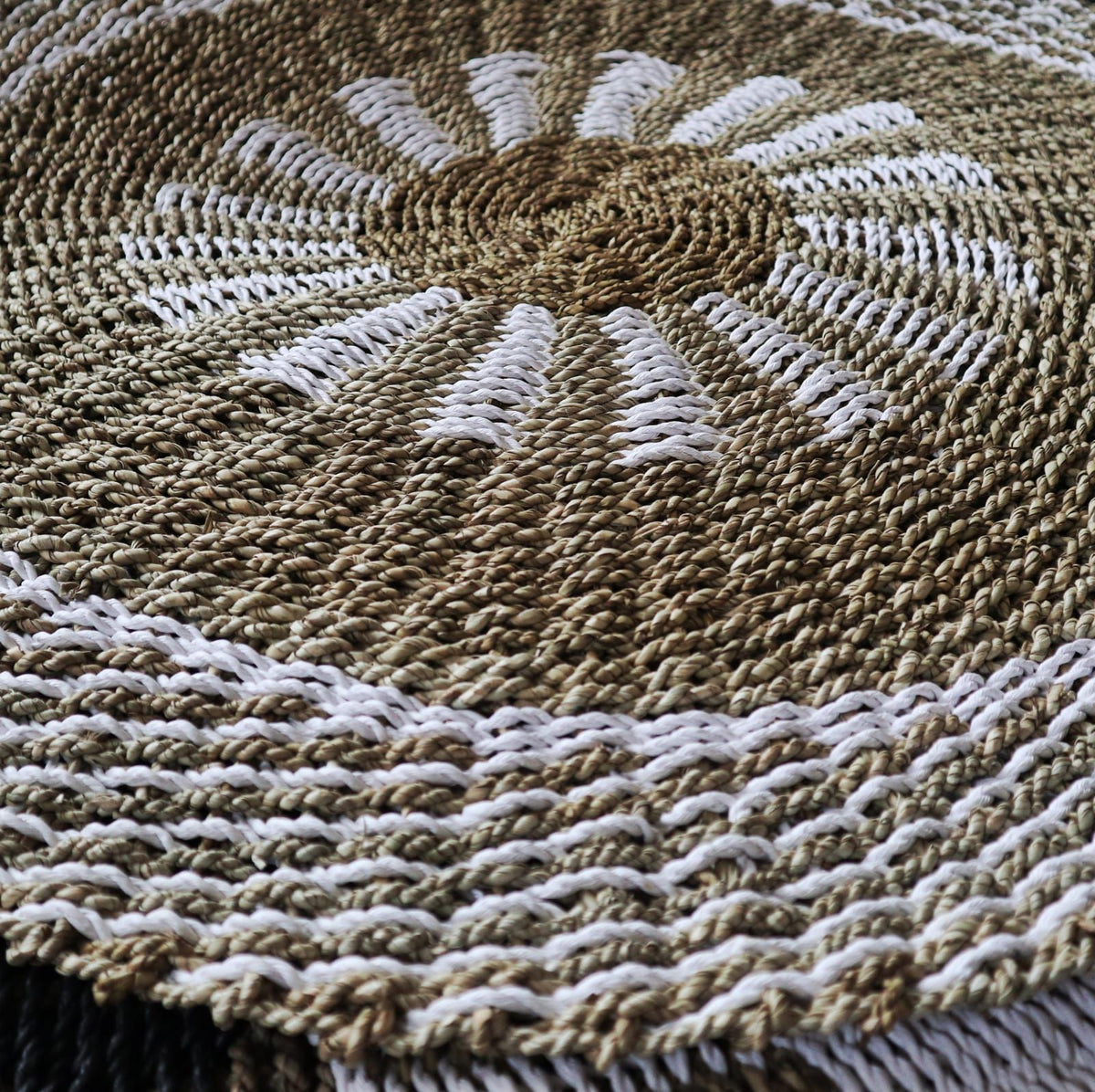 Solstice White and Tan Sunburst Seagrass Rug — 1m